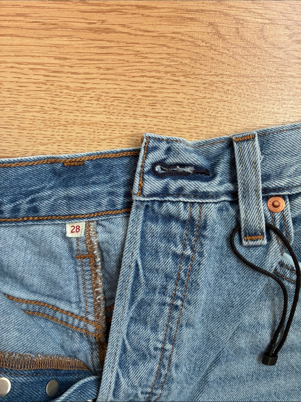 Levi size 28 jeans shirt - Picture 3 of 3